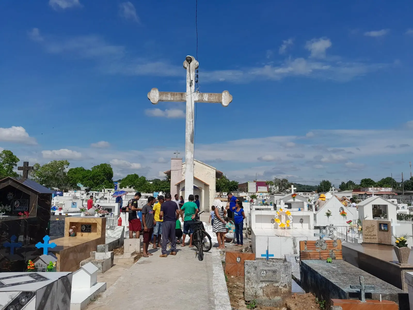 Moradores iniciam visitação no Cemitério São João Batista, em Sena Madureira