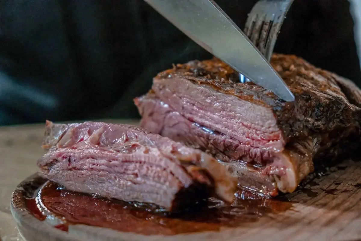 Ladrão faz churrasco e bebe cerveja durante furto a sítio