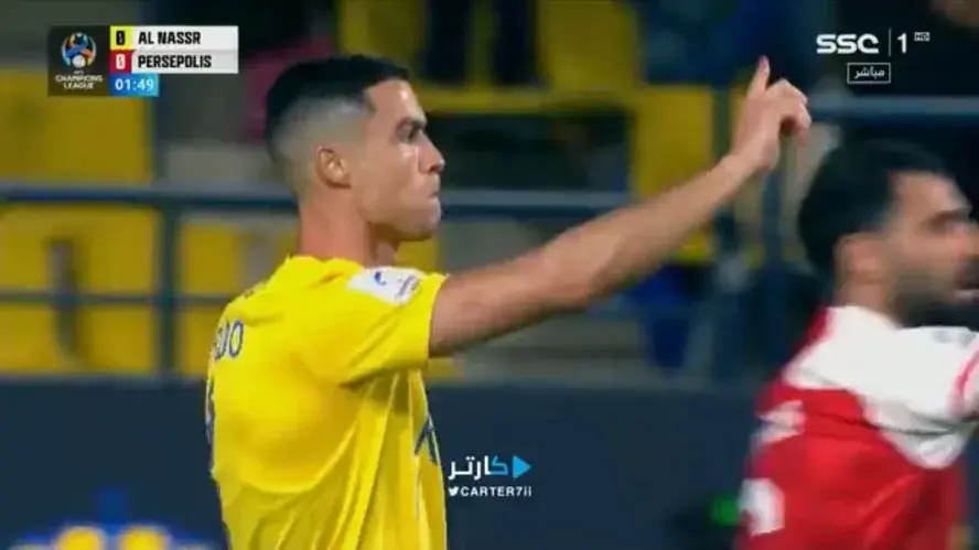 Cristiano Ronaldo avisa que não sofreu pênalti e árbitro volta atrás na marcação; veja vídeo