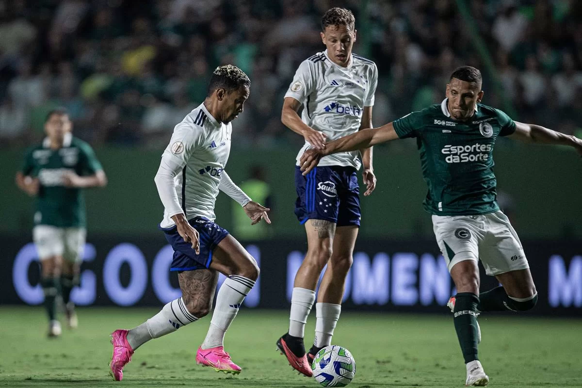 Cruzeiro bate Goiás com gol no fim e se afasta do rebaixamento