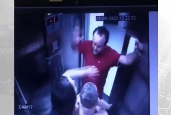 Mulher com bebê nos braços é agredida dentro de elevador; veja vídeo