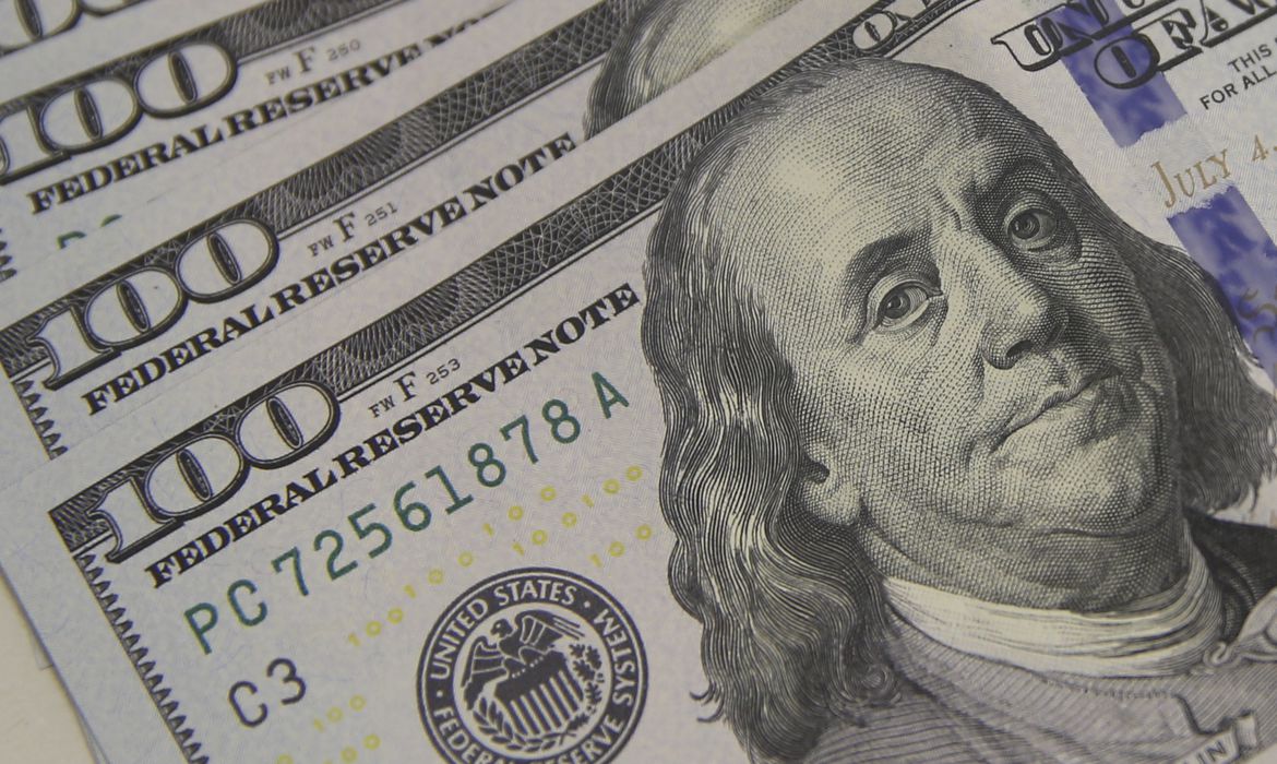 Dólar cai para R$ 4,89 e bolsa tem maior alta em 6 meses