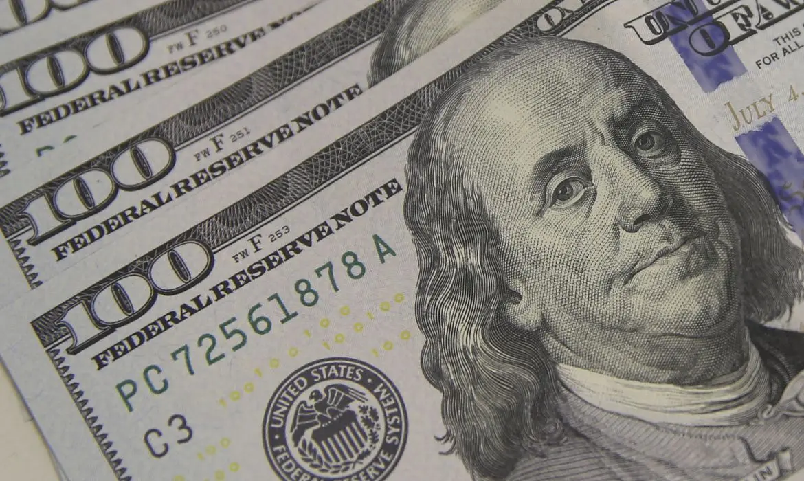 Dólar cai para R$ 4,89 e bolsa tem maior alta em 6 meses