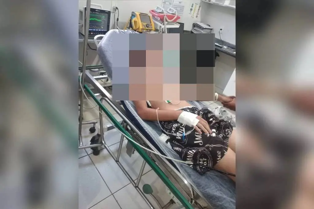 Vomitou e urinou preto, diz mãe de menino forçado a comer lagartixa