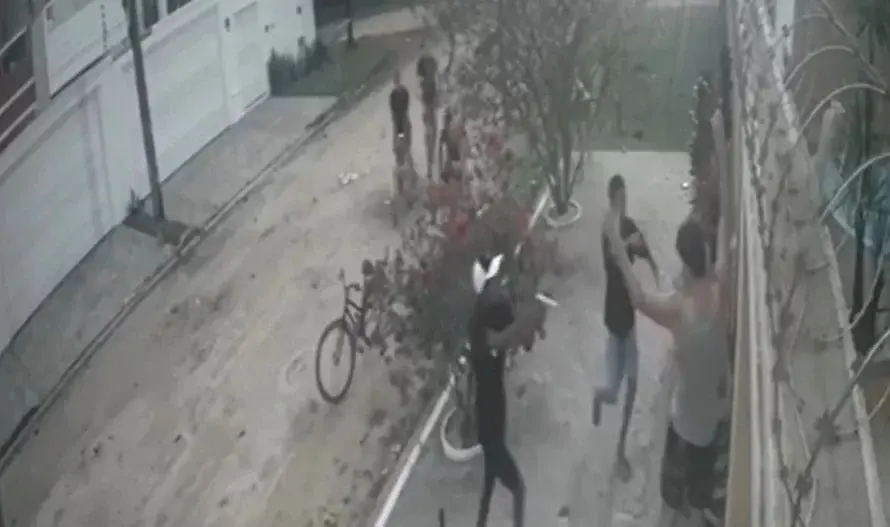 Vídeo: casal é agredido e roubado por 9 bandidos em porta de pousada