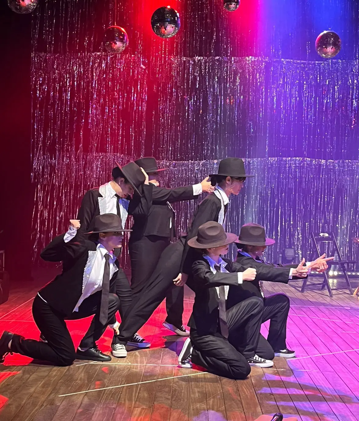 Escola de dança faz espetáculo em homenagem a Michael Jackson e alunas viram fãs