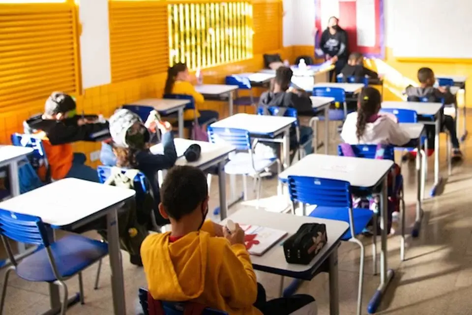 Mensalidade escolar deve subir acima da inflação em 2024; confira
