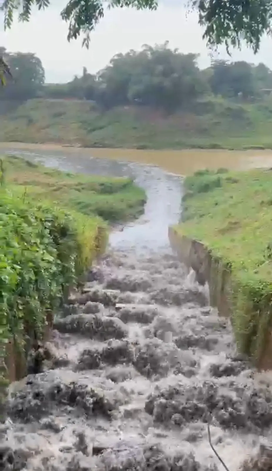 VÍDEO: ‘cachoeira de esgoto’ cai dentro do Rio Acre durante temporal na capital
