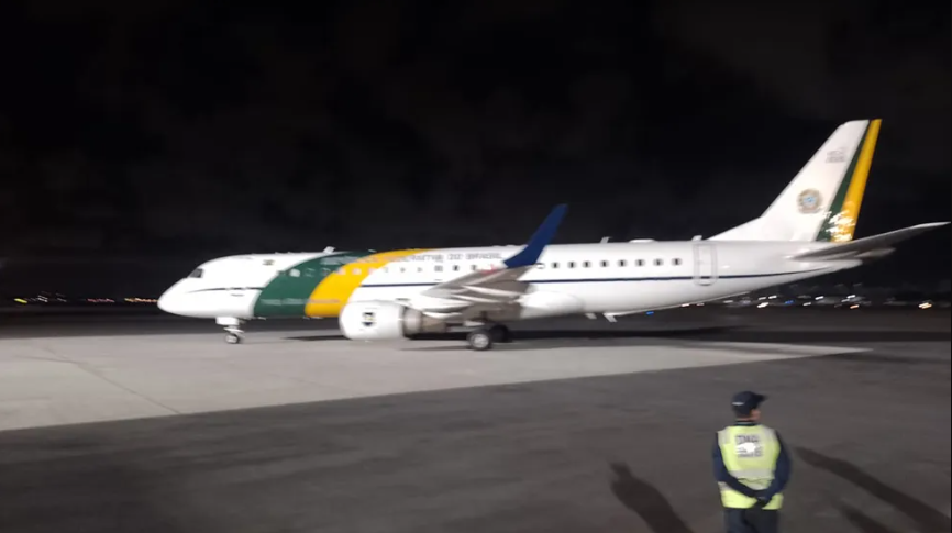 Avião da FAB com 32 pessoas resgatadas da Faixa de Gaza chega ao Brasil