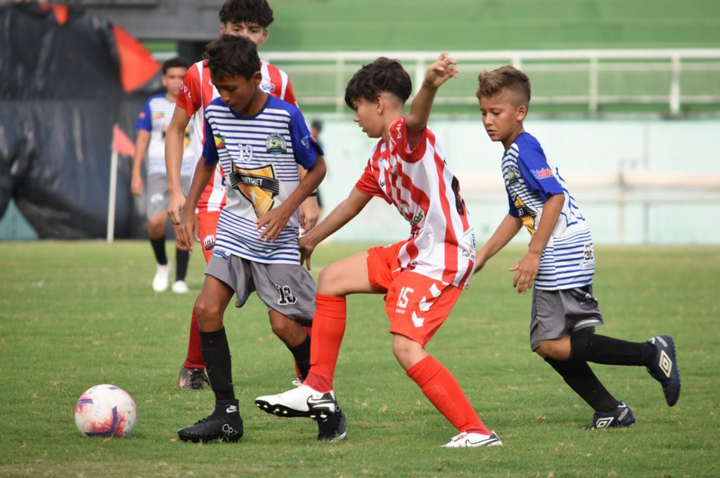 Santa Cruz goleia Xapuriense na abertura do Campeonato Estadual