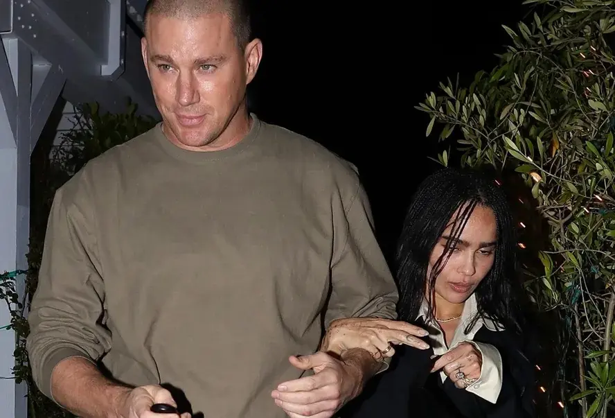 Zoë Kravitz exibe anel de noivado de R$ 2,7 milhões em passeio com Channing Tatum