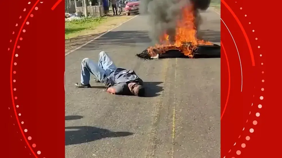 Policial é esfaqueado e amarrado por manifestantes; VÍDEO