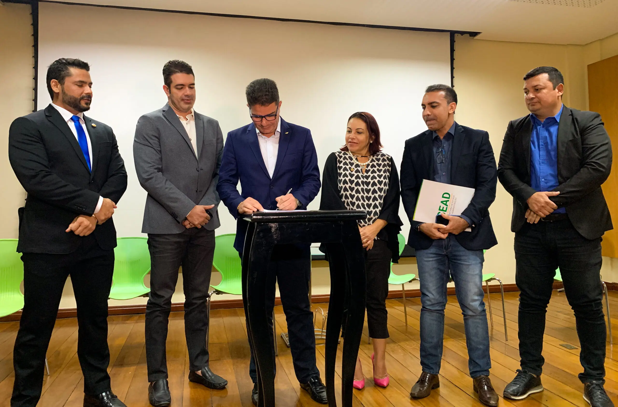 Gladson sanciona nova lei de licitações e diz que Acre terá mais transparência