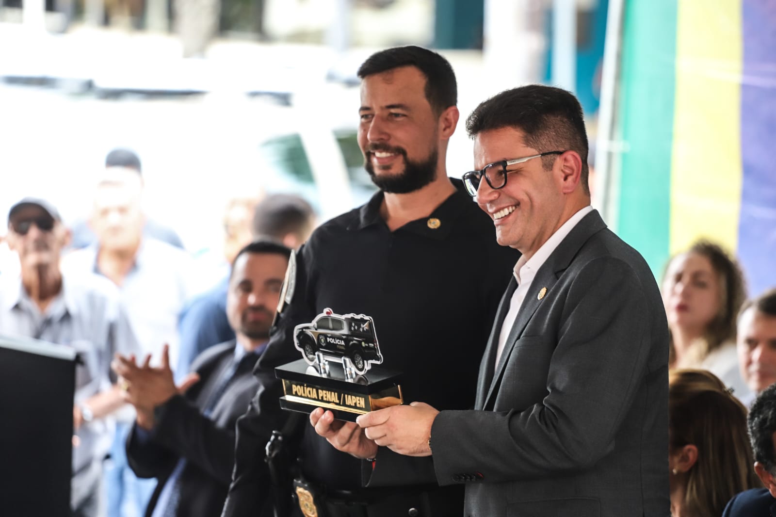 Gladson recebe presente do Iapen durante cerimônia de entrega de veículos