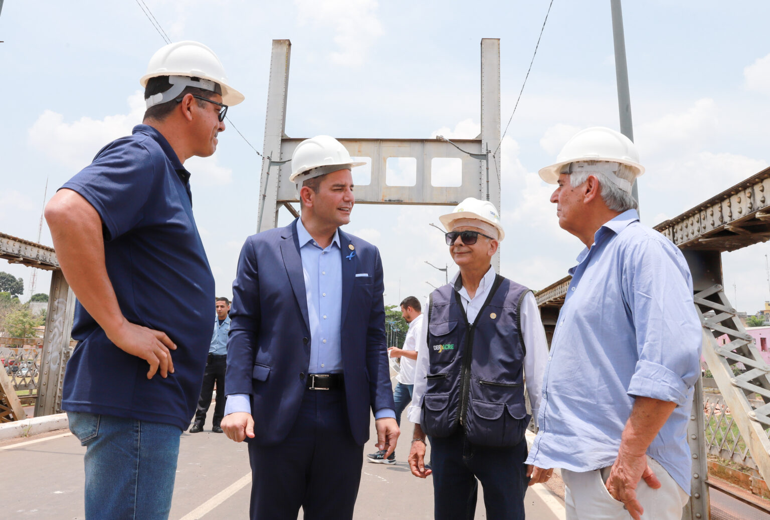 Gladson visita Ponte Metálica e pede rapidez nas obras: “Precisamos para logo”