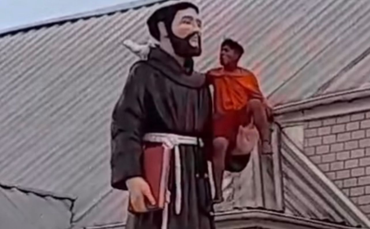Vídeo mostra homem sentado na mão da estátua de São Francisco em Tarauacá; veja