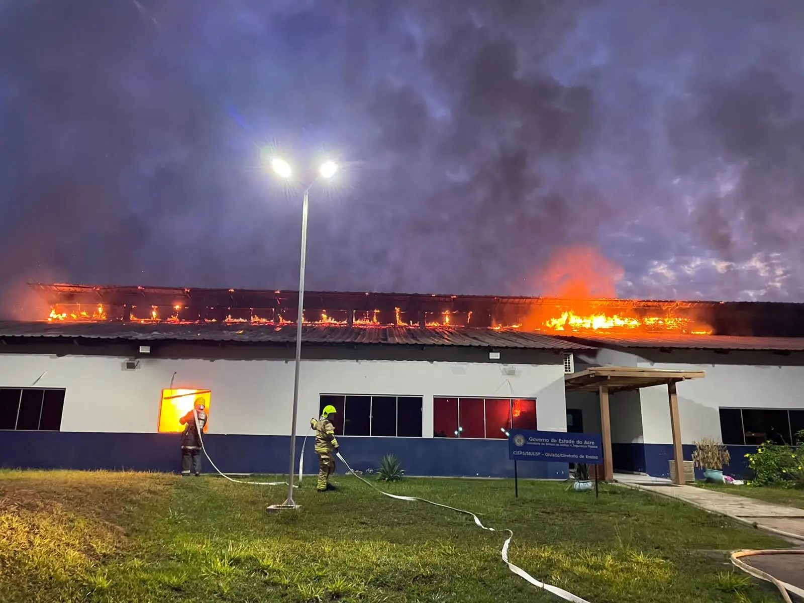 Sede do Centro Integrado de Segurança pega fogo durante a madrugada, em Rio Branco