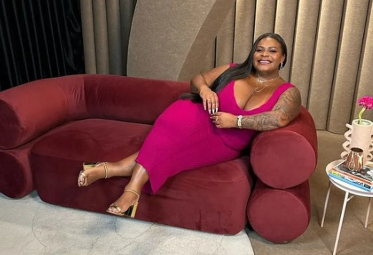 Jojo Todynho posa com look barbiecore e ganha elogios