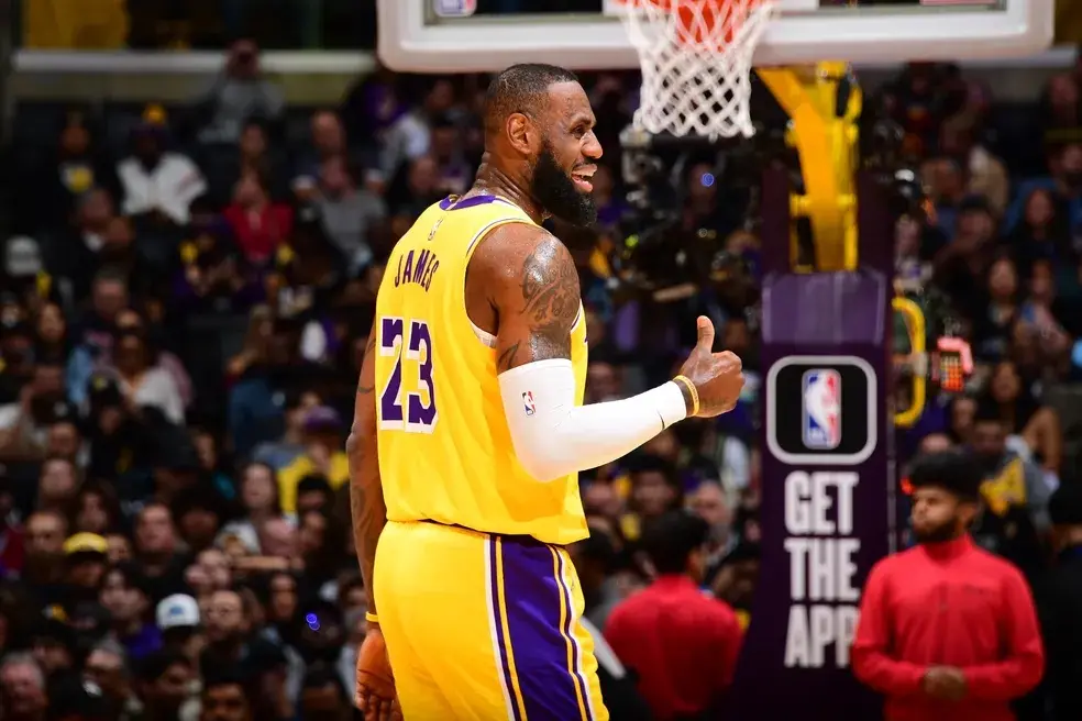 Show de LeBron, drible de Trae Young e passe mágico de Khris Middleton marcam NBA Cup