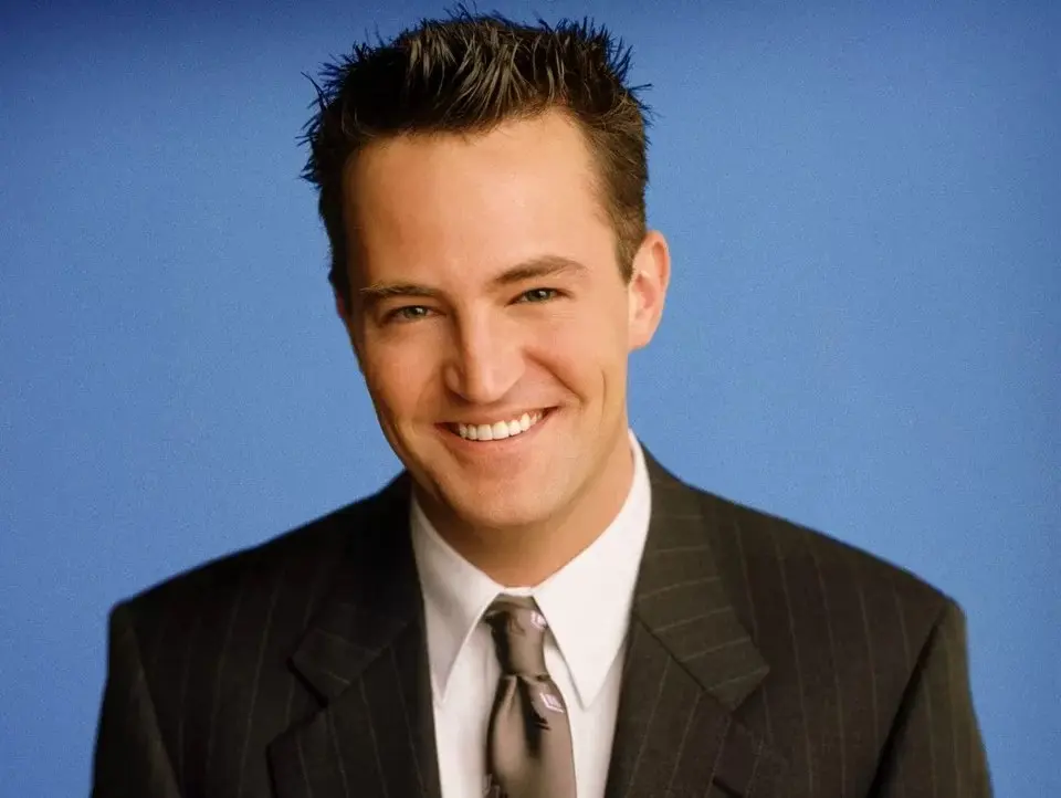 Matthew Perry foi visto com mulher 24h de ser encontrado morto: veja
