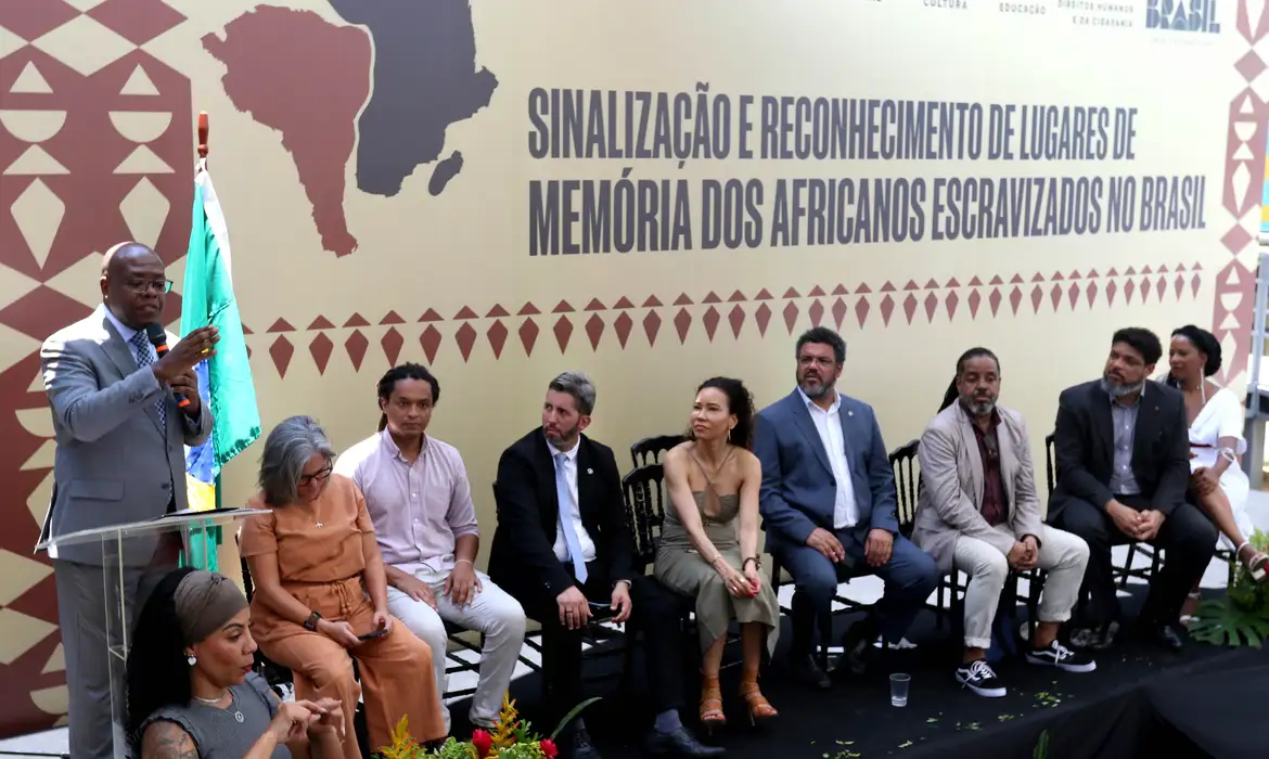 Direitos humanos precisam de políticas de memória, diz ministro