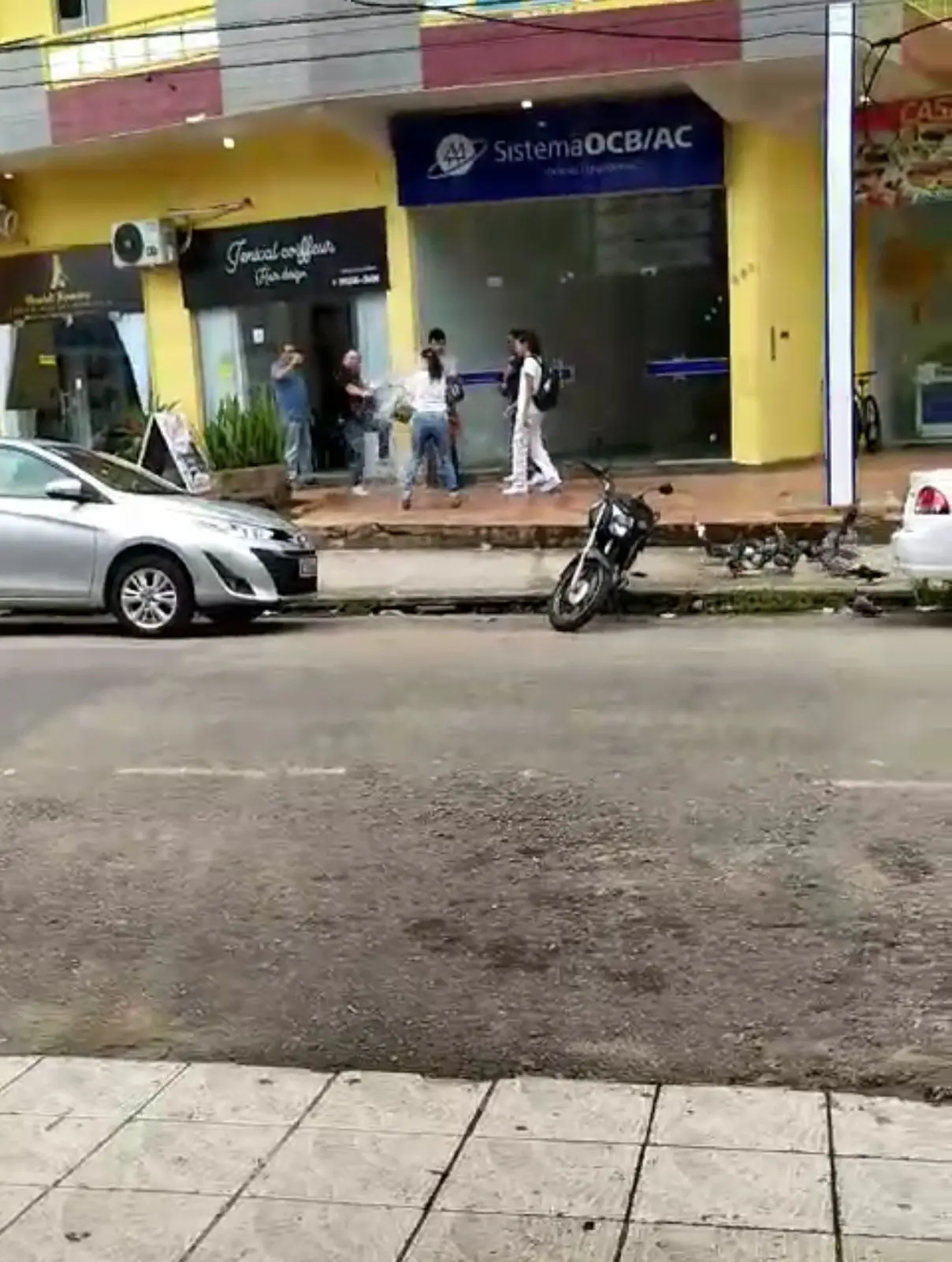 VÍDEO: mulher que alimentava pombos no Mercado do Bosque recebe balde d’água na cara