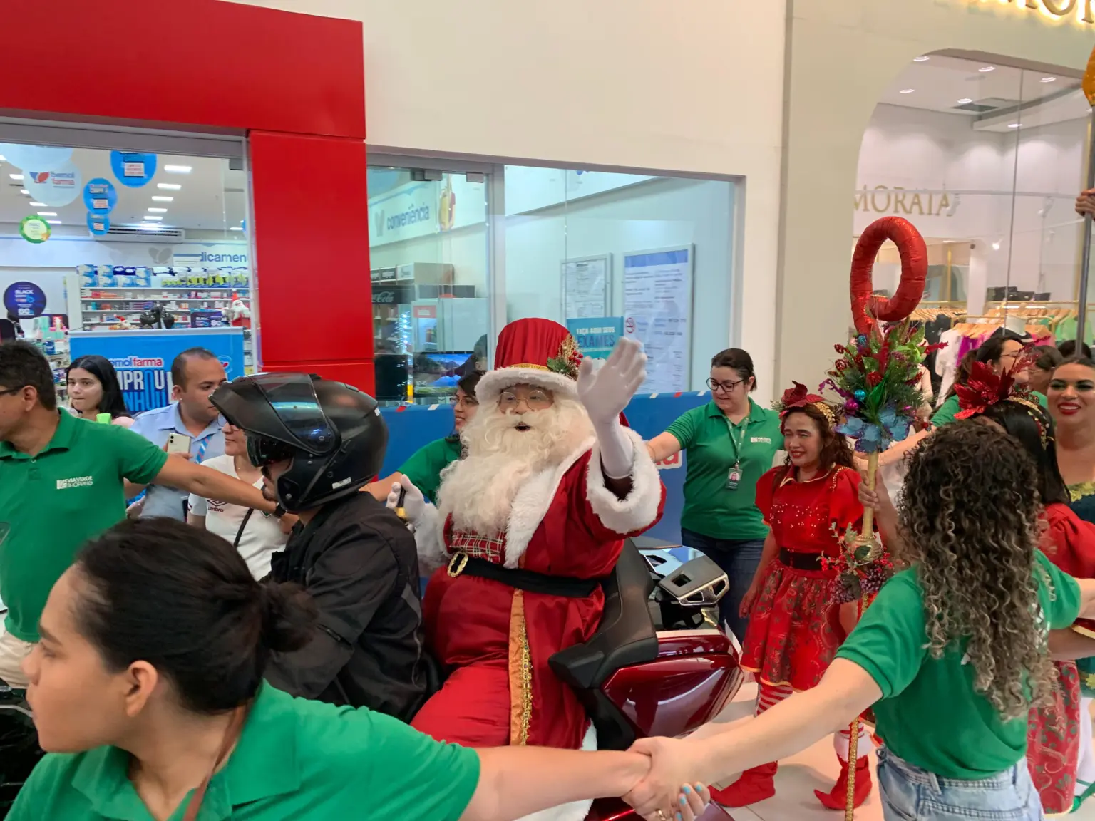 Papai Noel chega de moto e abre programação de Natal no Shopping de Rio Branco