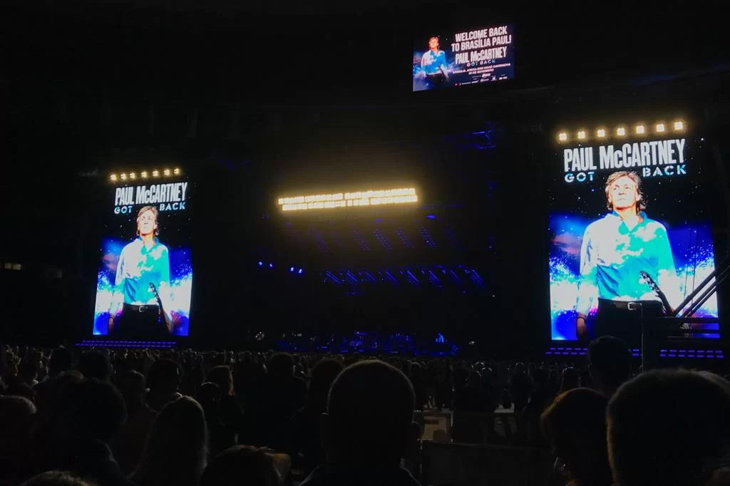 Mesmo com chuva forte, fãs lotam estádio para show de Paul McCartney