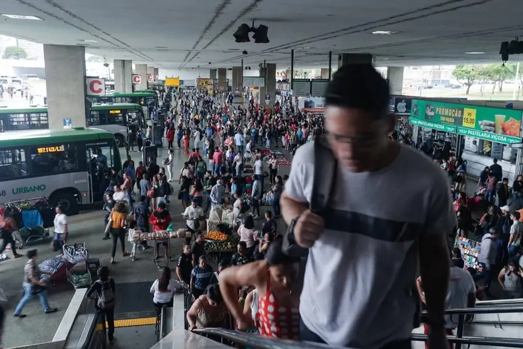 Expectativa de vida no Brasil vai a 75,5 anos após queda na pandemia