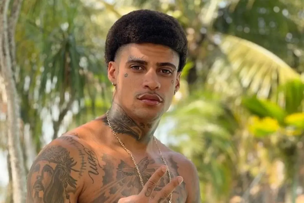 Exclusivo: PK Delas é flagrado com mulheres nuas em praia; Veja!