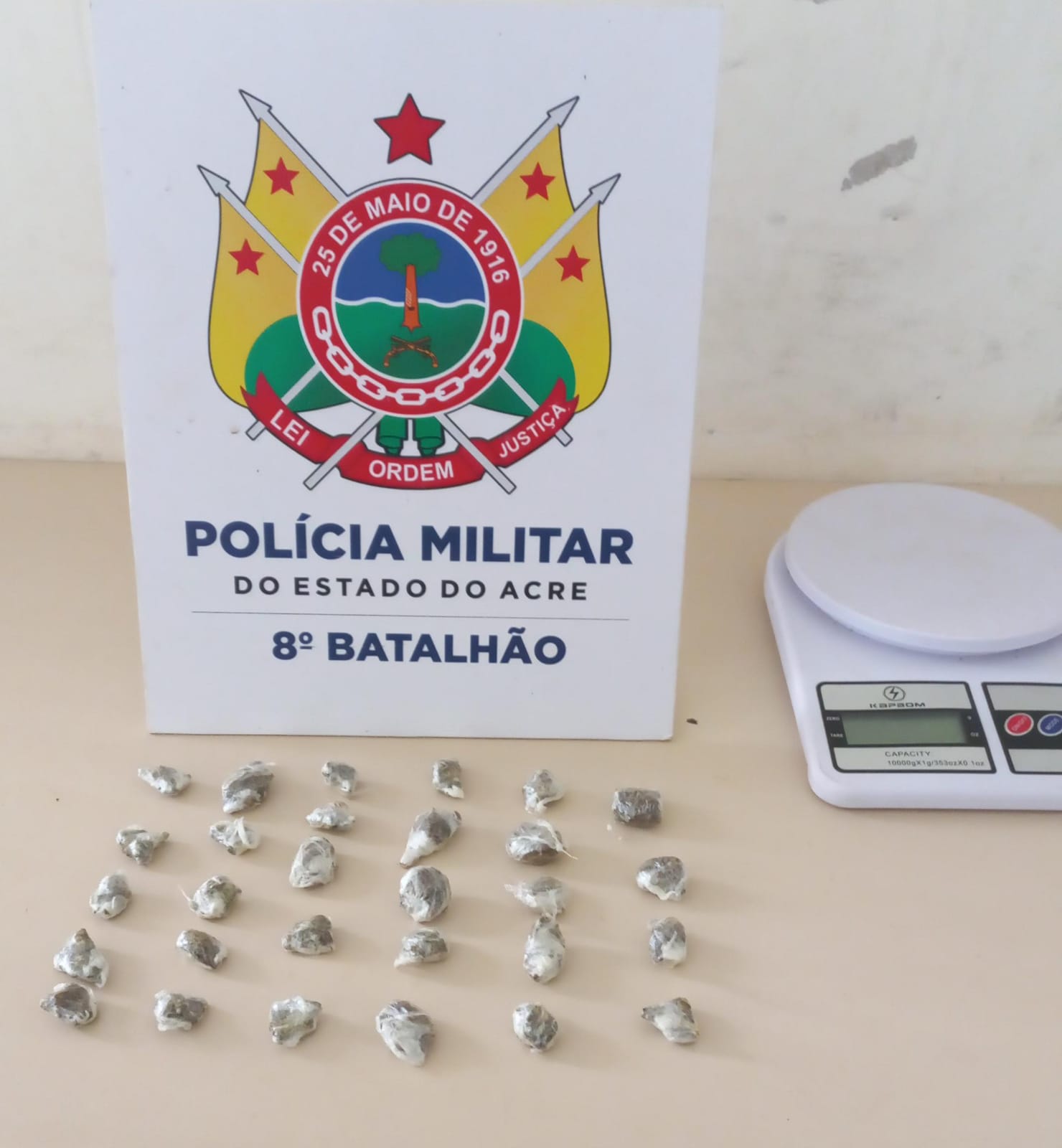 PM encontra maconha em terreno baldio e prende homem em flagrante