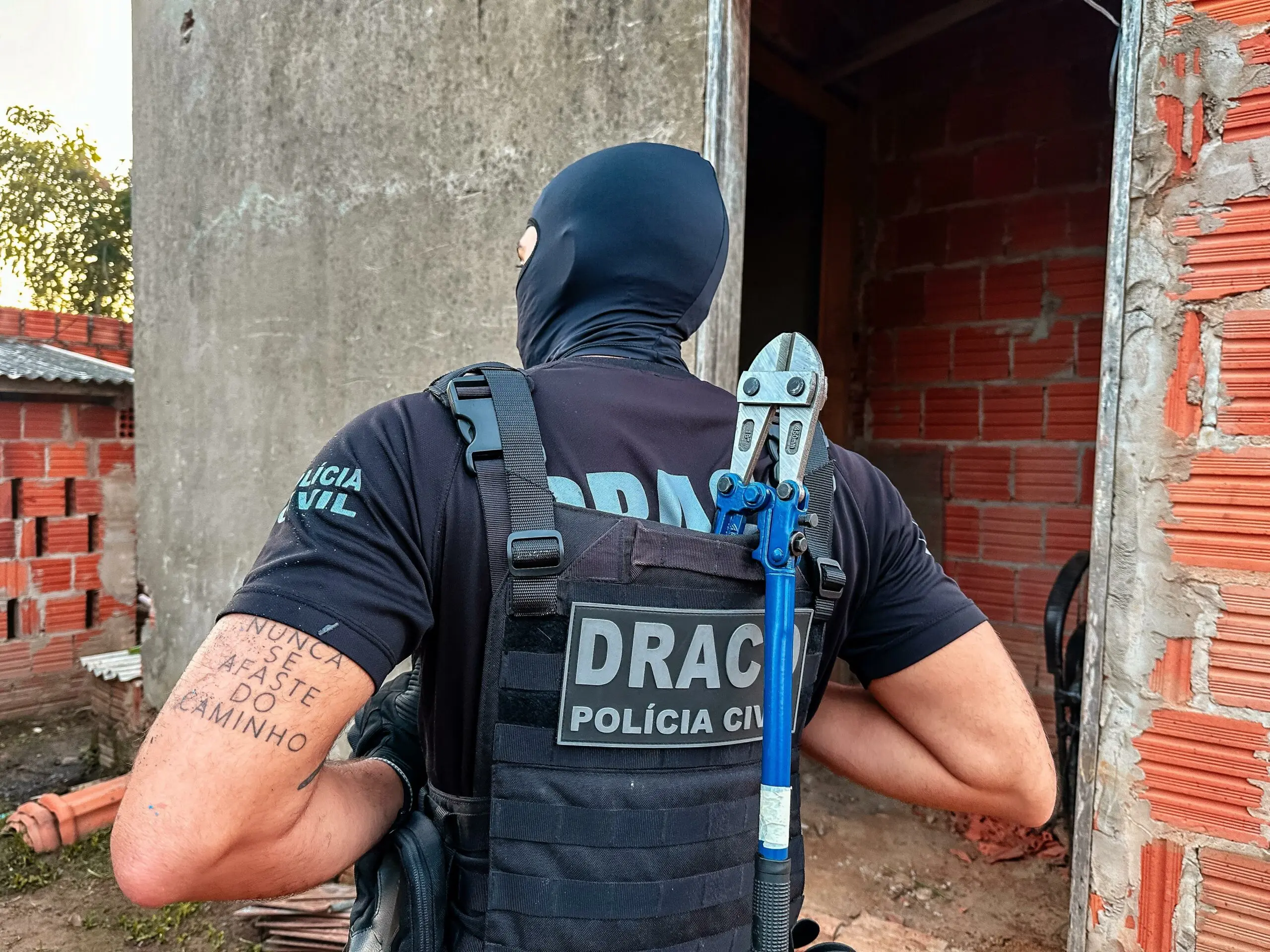 Com 50 policiais, operação cumpre 8 mandados e prende duas pessoas no Acre