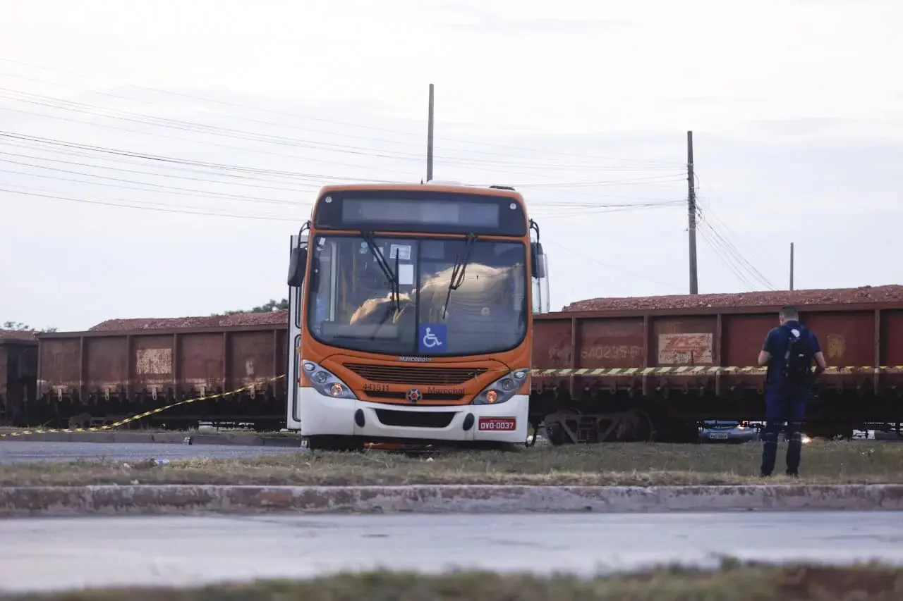 Mulher morta em colisão entre trem e ônibus teve corpo partido ao meio