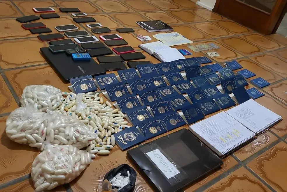 Polícia encontra casa com 33 pessoas treinadas para engolir drogas e levá-las para a Europa