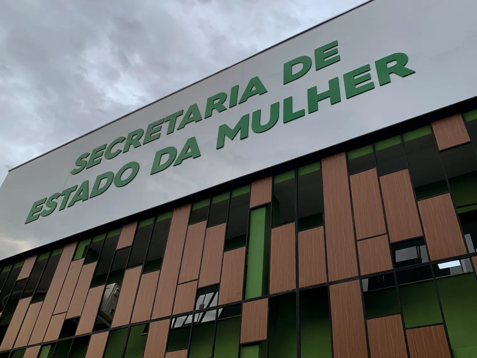 Gladson volta a exonerar comissionados e muda quadro de servidores na Secretaria da Mulher