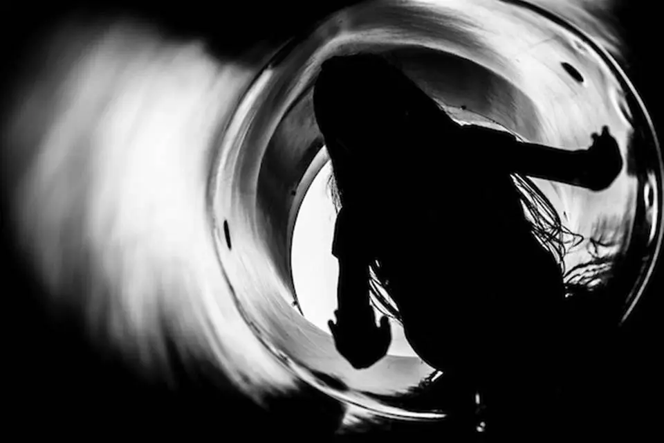 Adolescente é estuprada e só descobre após ver vídeo do crime