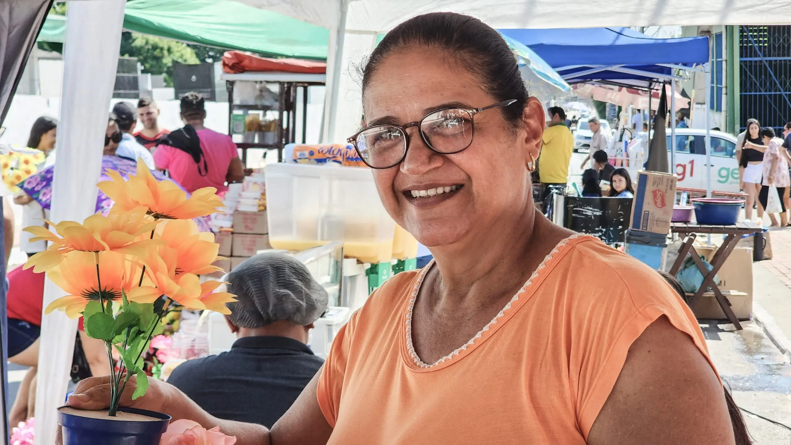 Há 25 anos vendendo flores em frente ao cemitério, acreana mantém o preço e clientela no Dia de Finados