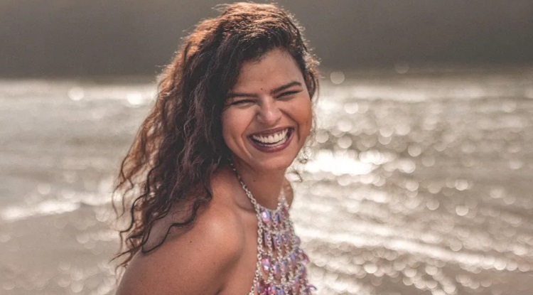 Amanda Magalhães fala sobre o humor nas redes sociais: “É o que vem sendo a minha força motriz”