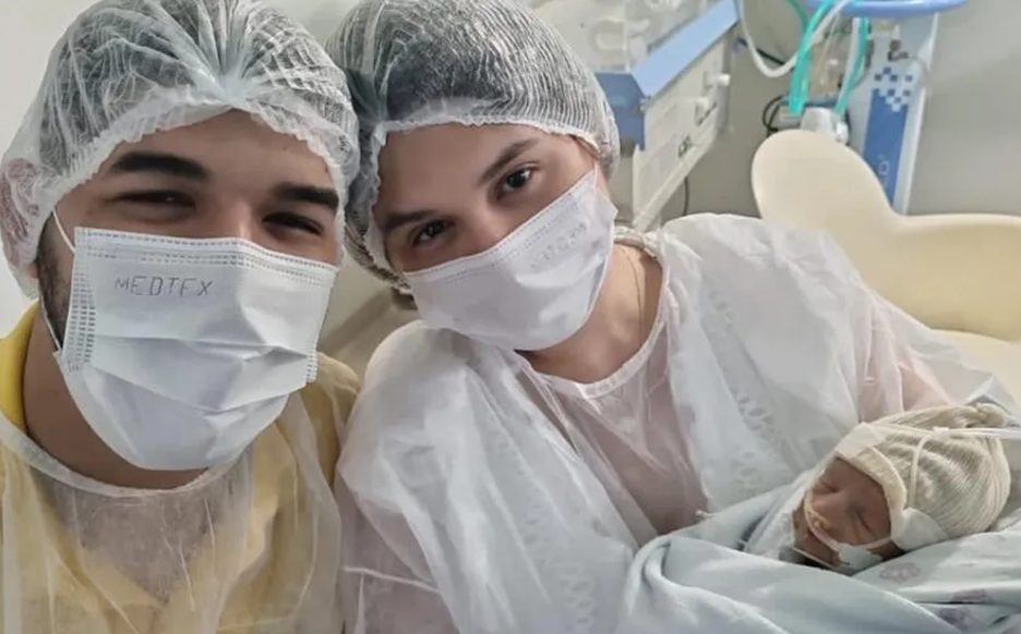 Zé Vaqueiro mostra pela 1ª vez rosto do filho, que nasceu com malformação congênita