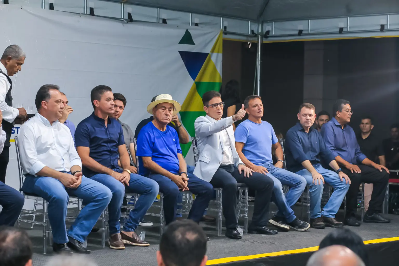Em clima de harmonia, Gladson senta ao lado de Bocalom e Alysson