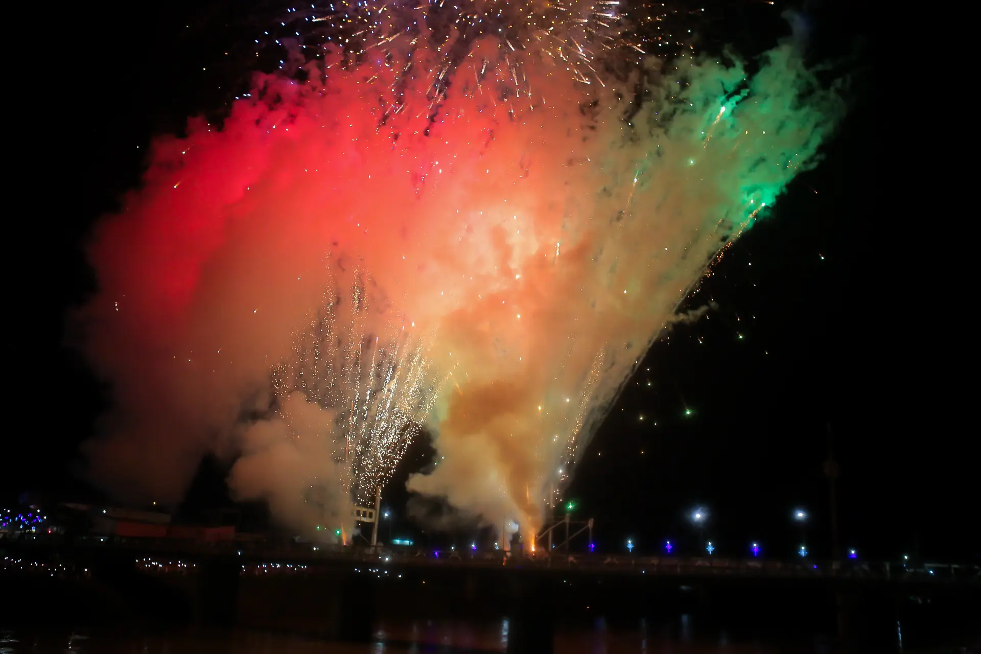 Gameleira lota na virada do ano; veja as fotos da queima de fogos