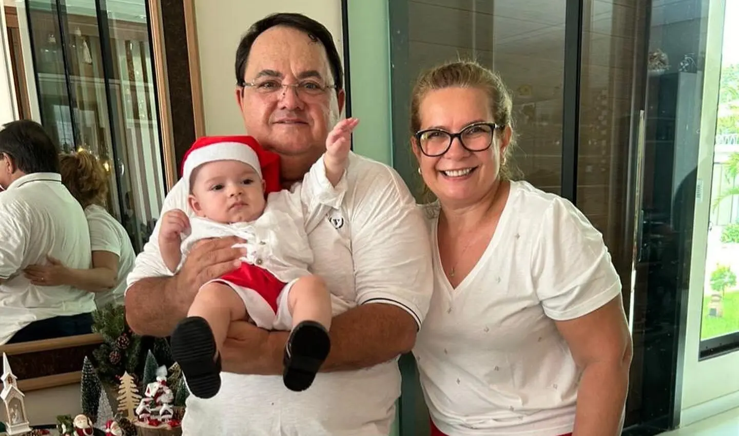 Empresário Duduca Nunes comemora os 5 meses do neto em clima de Natal; FOTOS
