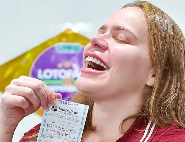 Ex-BBB Paulinha Leite entrega números para Mega da Virada