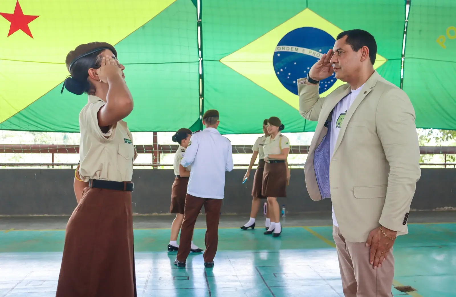 Ulysses participa de entrega de alamar a alunos do Colégio Tiradentes da PM