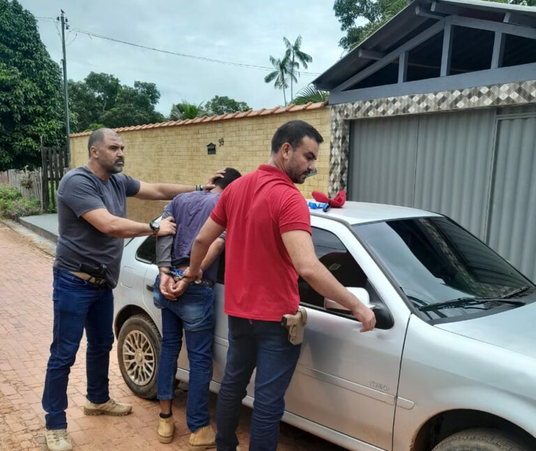Ao ver a polícia, homem tenta jogar quase 1 kg de drogas dentro de carro e é preso
