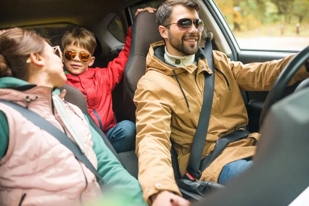Quais as vantagens e desvantagens de alugar um carro através de uma agência de viagem?