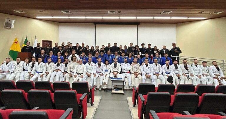 Academia Atitude promove trocas de faixas de 25 atletas