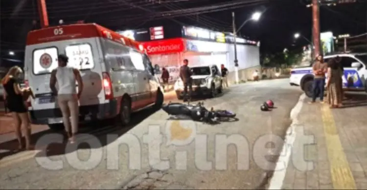 Colisão entre carro e moto deixa duas pessoas gravemente feridas na capital