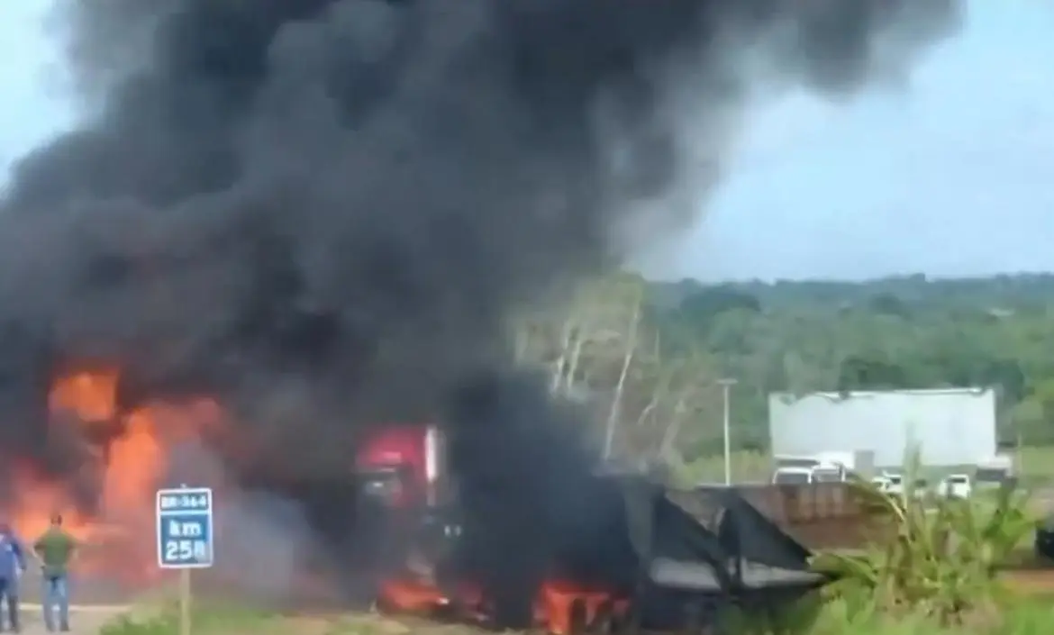 VÍDEO: três pessoas morrem em acidente e veículo pega fogo na BR-364