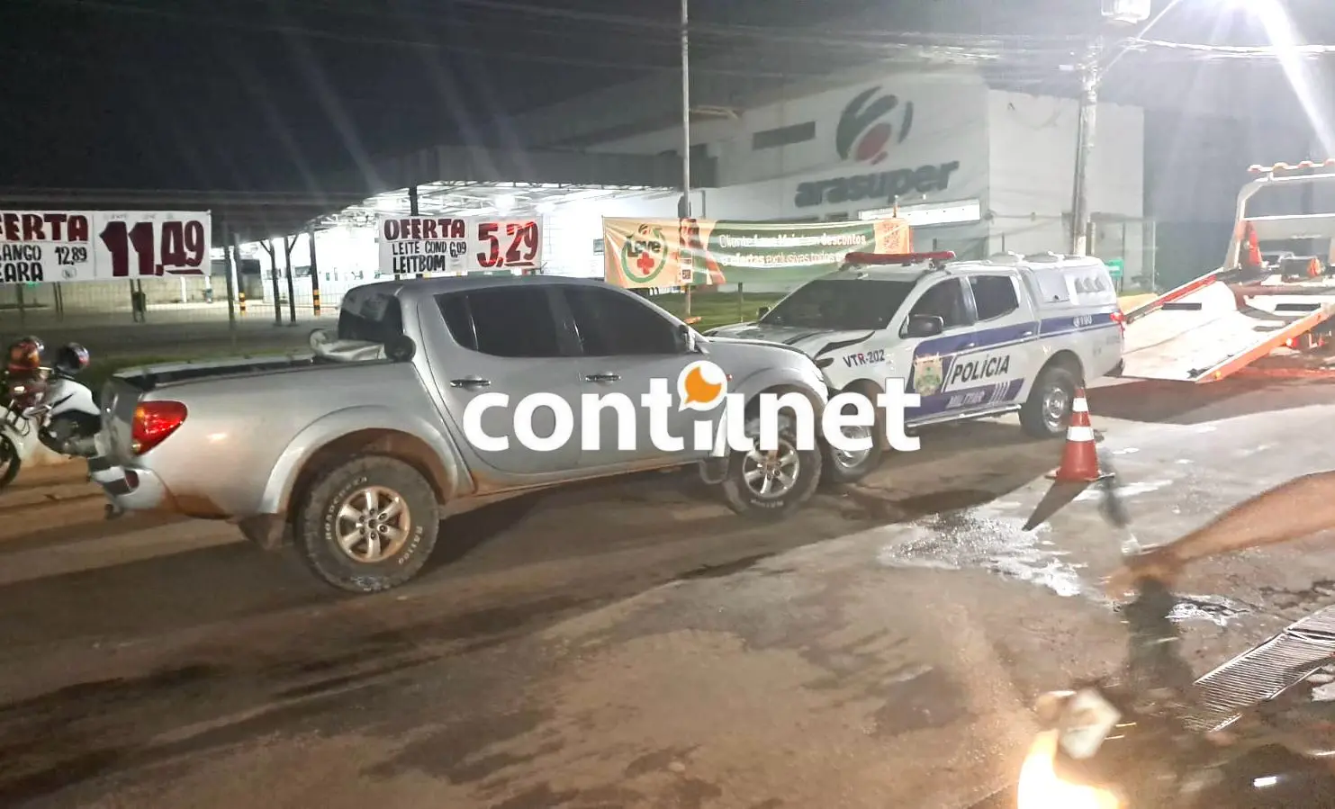 Motorista bate de frente com viatura da PM e se recusa a fazer bafômetro; mulher fica ferida